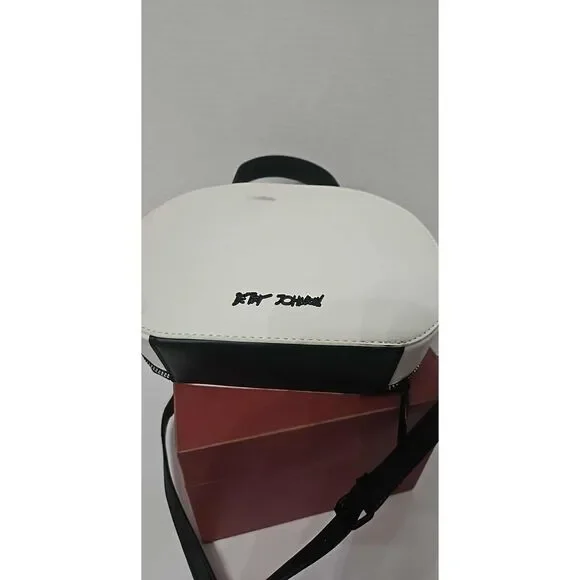BETSEY JOHNSON Crossbody White XO Beau In White & Black - Picture 10 of 13